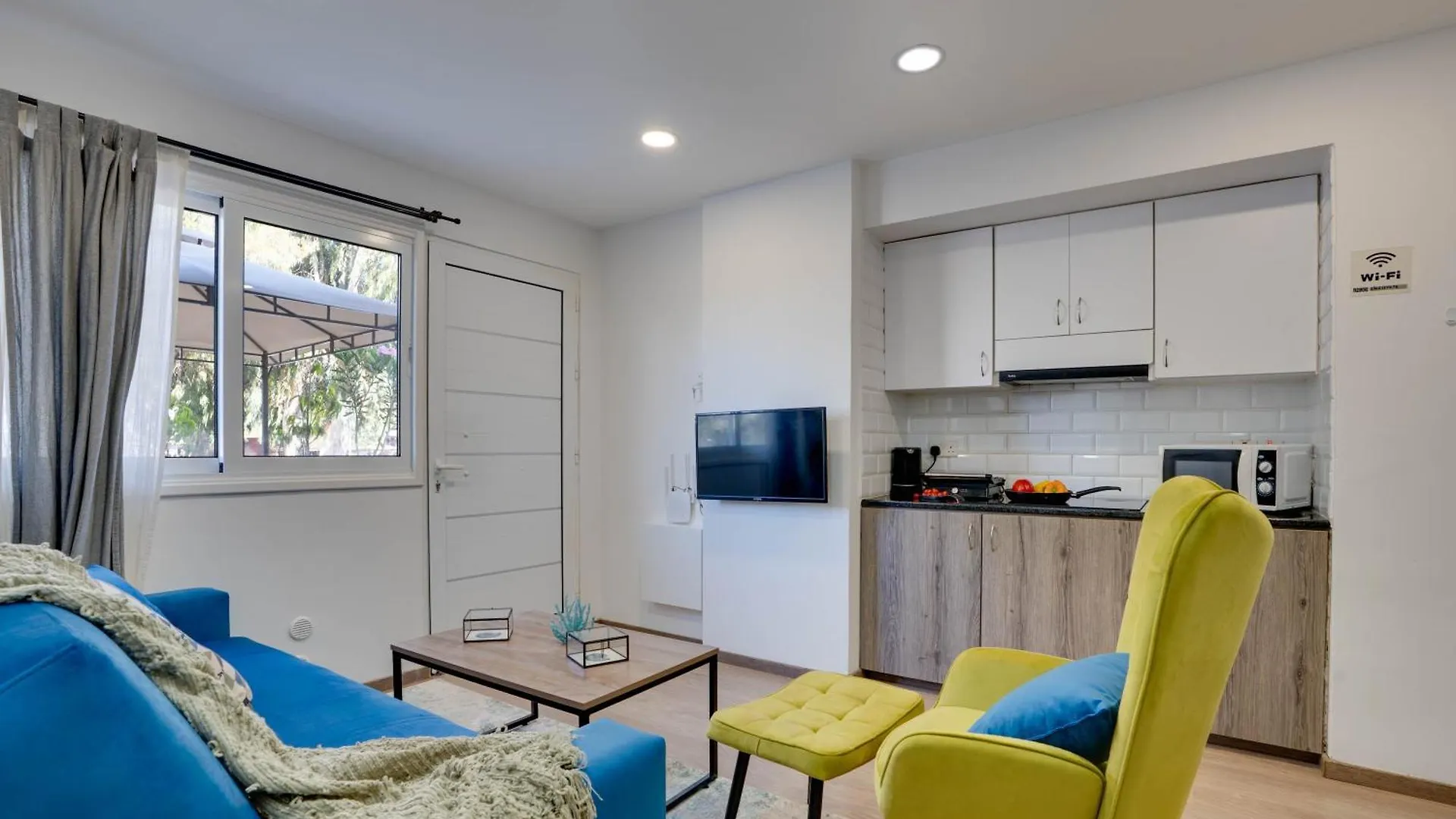 Atlantis Apartments 50M From Makenzy Seafront Larnaca