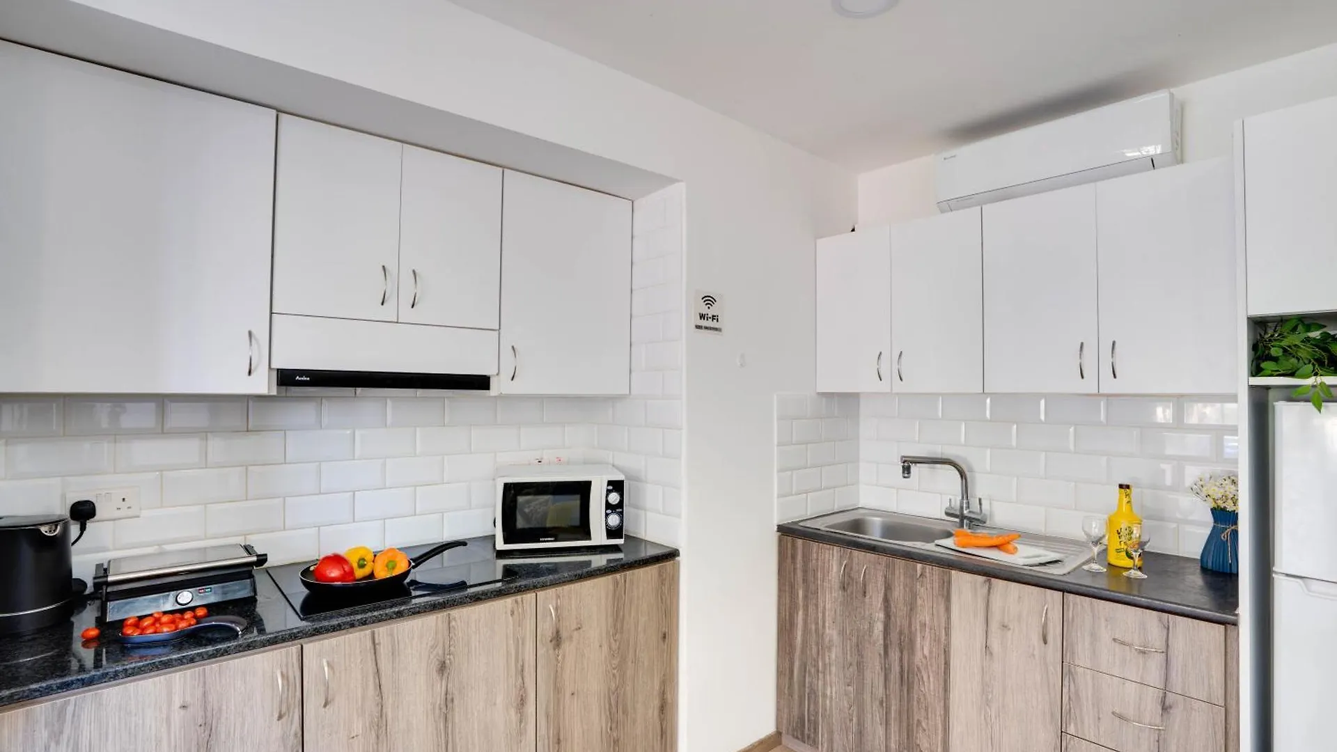 Atlantis Apartments 50M From Makenzy Seafront Larnaca
